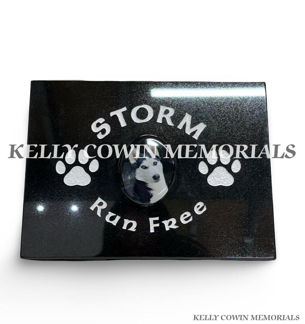 Black granite dog memorial plaque with ceramic pet photo, silver paw prints and personalised Run Free inscription.