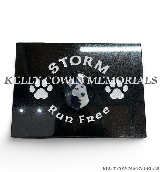 Black granite dog memorial plaque with ceramic pet photo, silver paw prints and personalised Run Free inscription.