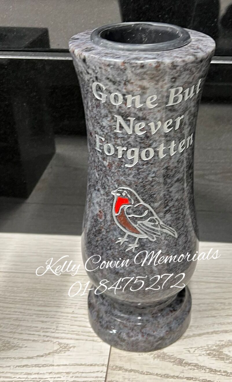 GO076 - Granite Vase With Engraved Image of Robin